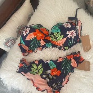 NWT Hobie Floral Bikini Set with Ruffle Trim.      Top XL.   Bottoms M